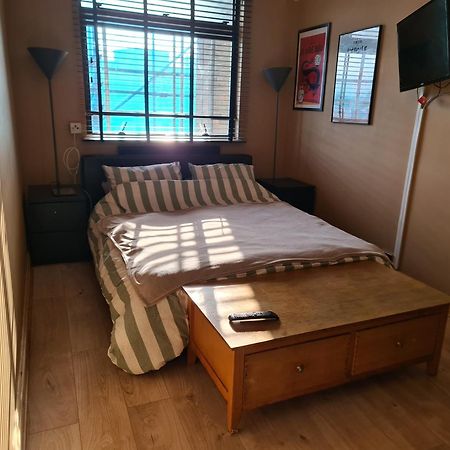 Cheap Kensington Apartment Central Лондон Екстериор снимка