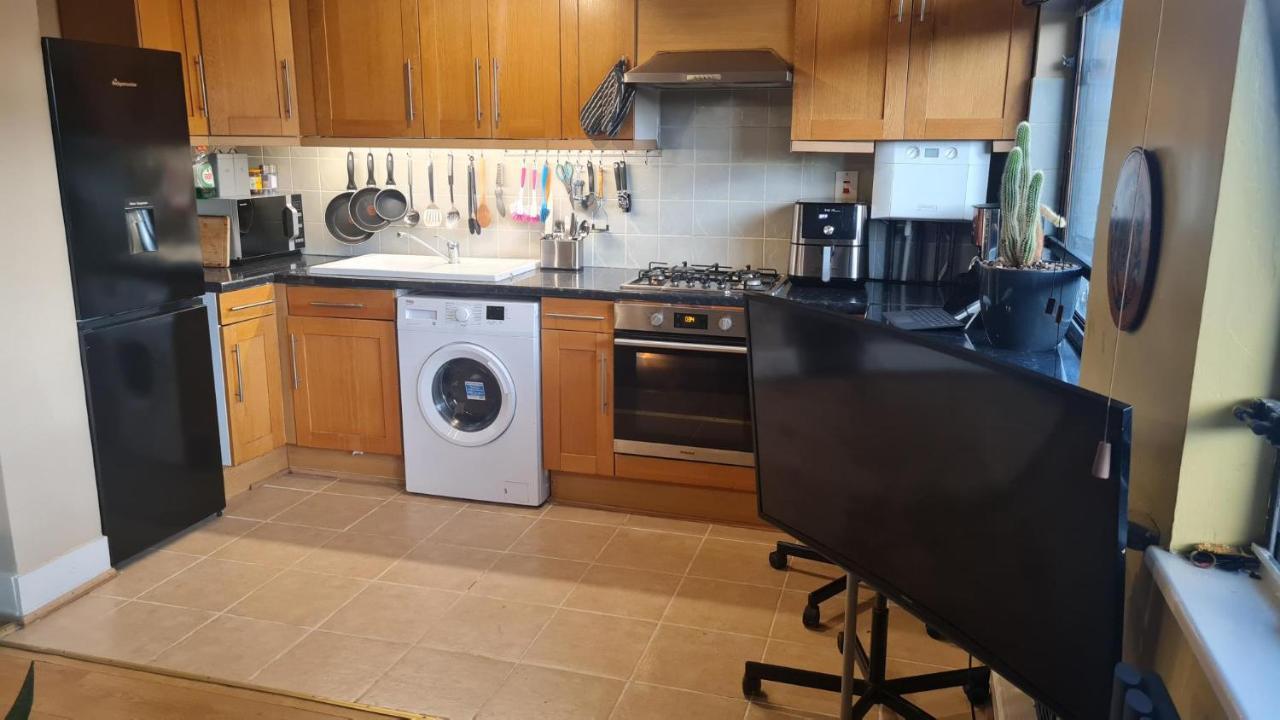 Cheap Kensington Apartment Central Лондон Екстериор снимка