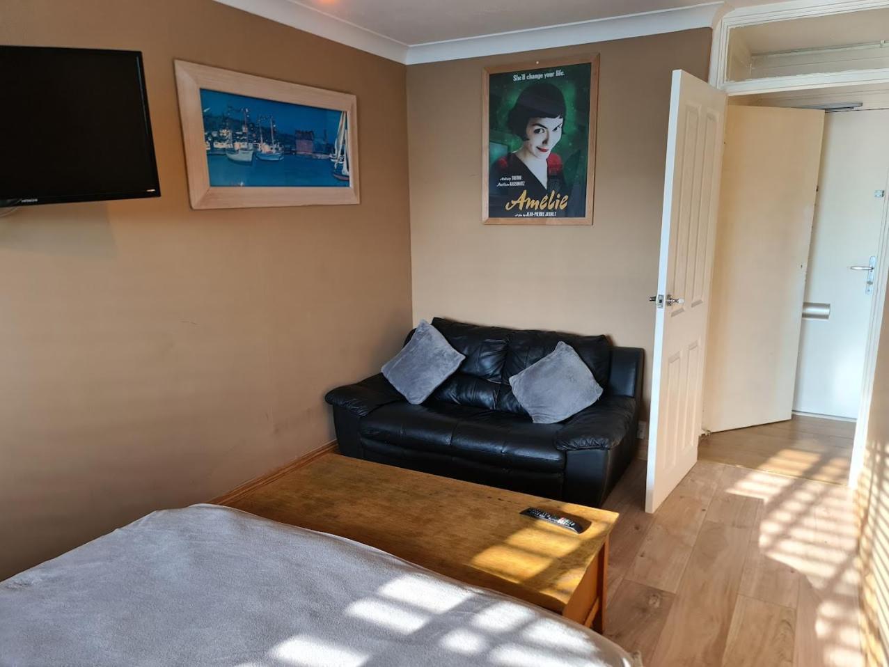 Cheap Kensington Apartment Central Лондон Екстериор снимка